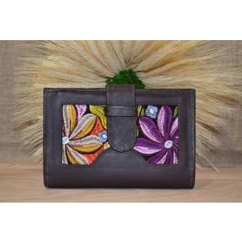 Portfel notatnik skórzany ciemnobrązowa z kwiatowym kolorowym haftem .